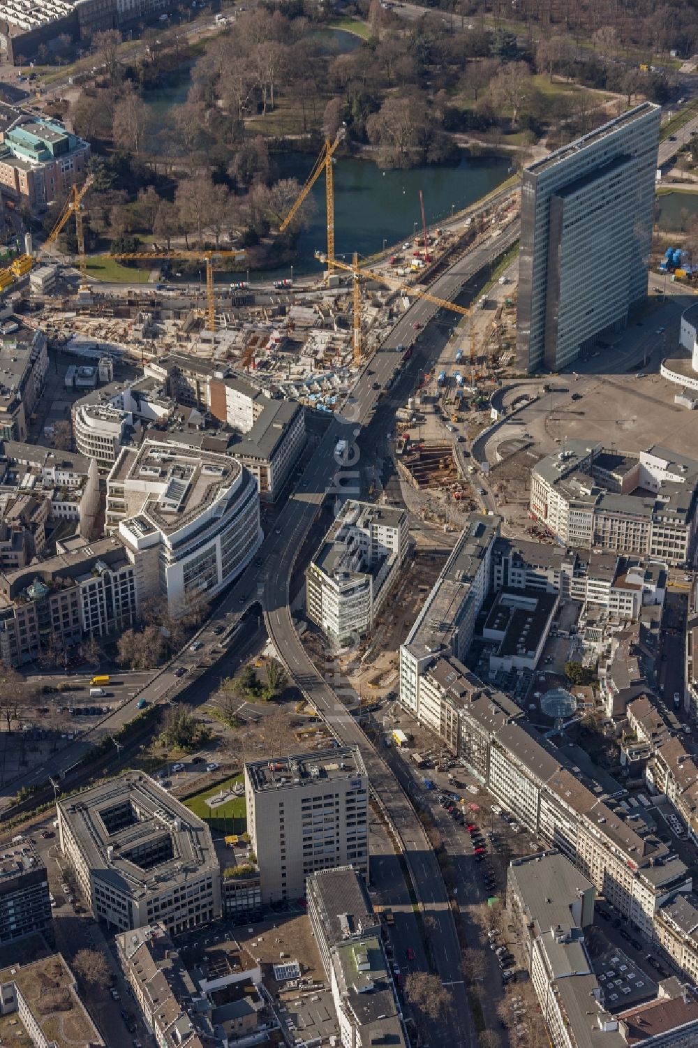 Luftbild Düsseldorf - Baustelle zum Neubau einer Einzelhandels- und Büroimmobilie „ Kö-Bogen “ in Düsseldorf im Bundesland Nordrhein-Westfalen