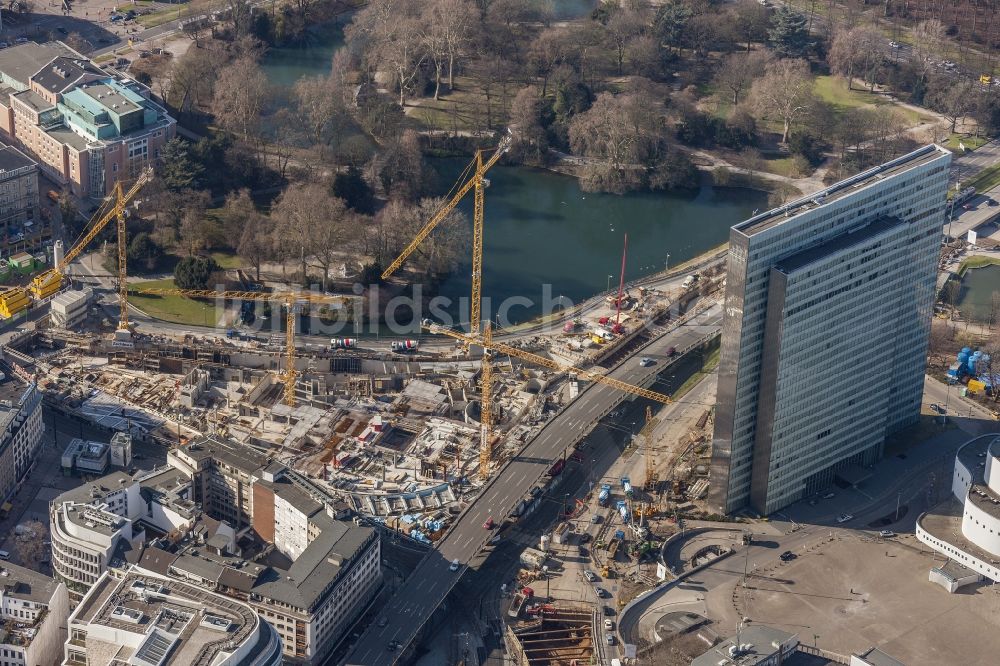 Luftaufnahme Düsseldorf - Baustelle zum Neubau einer Einzelhandels- und Büroimmobilie „ Kö-Bogen “ in Düsseldorf im Bundesland Nordrhein-Westfalen