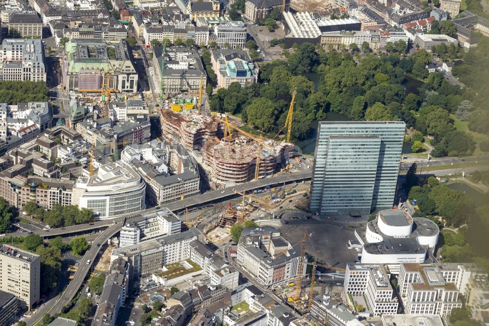 Düsseldorf von oben - Baustelle zum Neubau einer Einzelhandels- und Büroimmobilie „ Kö-Bogen “ in Düsseldorf im Bundesland Nordrhein-Westfalen