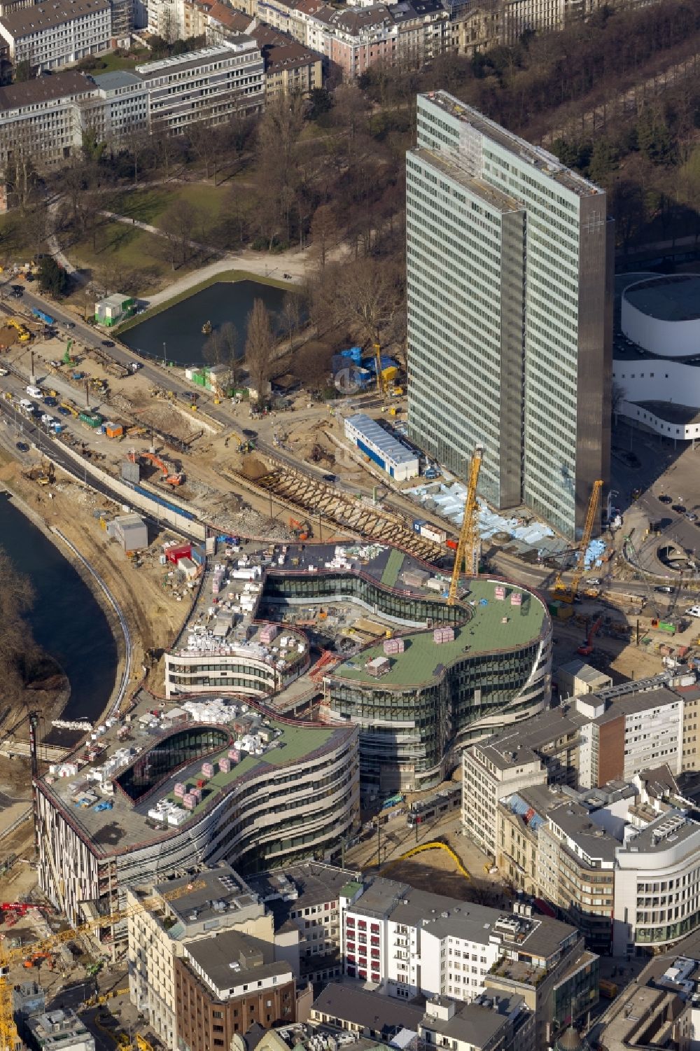 Luftaufnahme Düsseldorf - Baustelle zum Neubau einer Einzelhandels- und Büroimmobilie „ Kö-Bogen “ in Düsseldorf im Bundesland Nordrhein-Westfalen