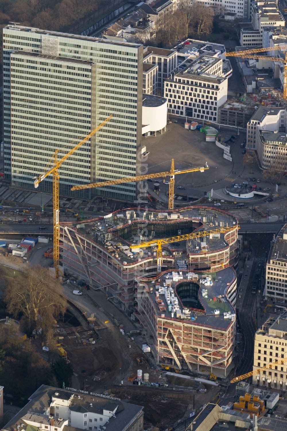 Düsseldorf von oben - Baustelle zum Neubau einer Einzelhandels- und Büroimmobilie „ Kö-Bogen “ in Düsseldorf im Bundesland Nordrhein-Westfalen