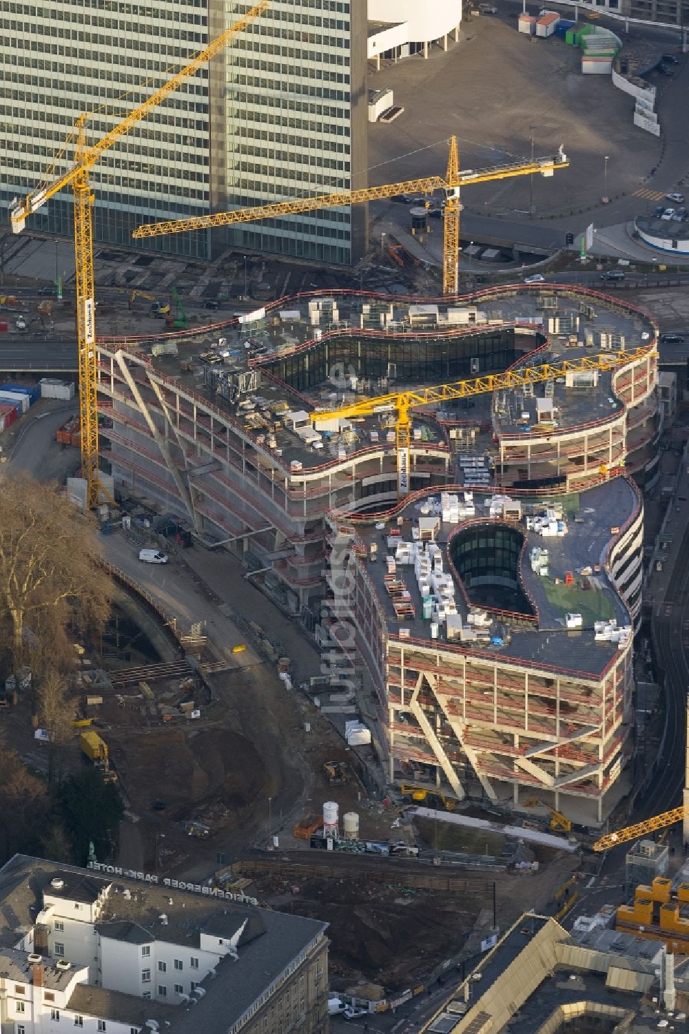 Düsseldorf aus der Vogelperspektive: Baustelle zum Neubau einer Einzelhandels- und Büroimmobilie „ Kö-Bogen “ in Düsseldorf im Bundesland Nordrhein-Westfalen