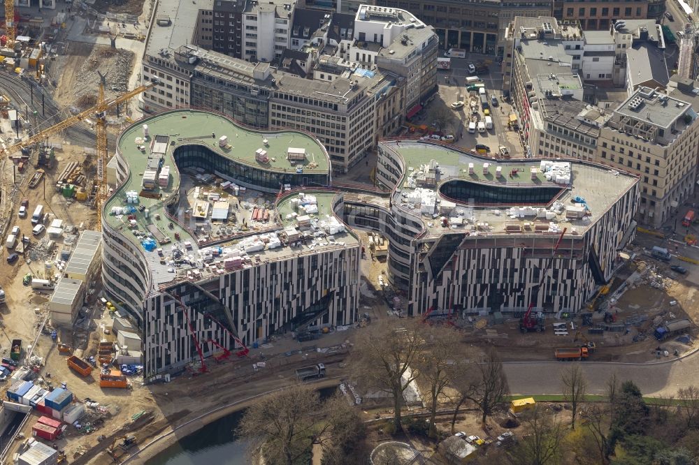 Düsseldorf von oben - Baustelle zum Neubau einer Einzelhandels- und Büroimmobilie „ Kö-Bogen “ in Düsseldorf im Bundesland Nordrhein-Westfalen