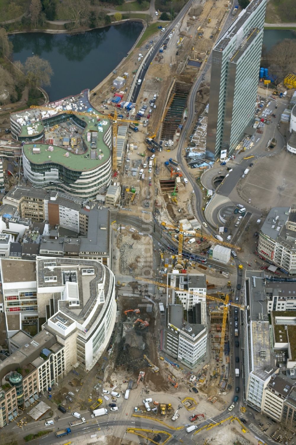 Luftbild Düsseldorf - Baustelle zum Neubau einer Einzelhandels- und Büroimmobilie „ Kö-Bogen “ in Düsseldorf im Bundesland Nordrhein-Westfalen