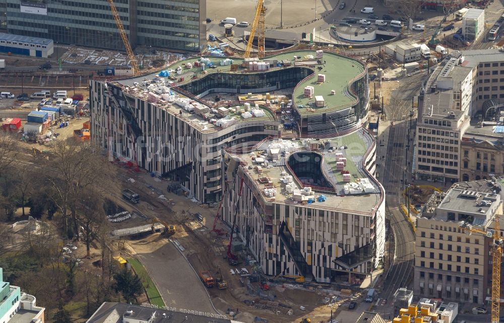 Düsseldorf von oben - Baustelle zum Neubau einer Einzelhandels- und Büroimmobilie „ Kö-Bogen “ in Düsseldorf im Bundesland Nordrhein-Westfalen