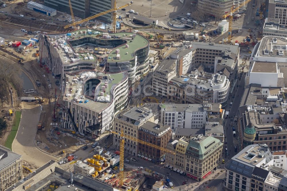 Düsseldorf aus der Vogelperspektive: Baustelle zum Neubau einer Einzelhandels- und Büroimmobilie „ Kö-Bogen “ in Düsseldorf im Bundesland Nordrhein-Westfalen