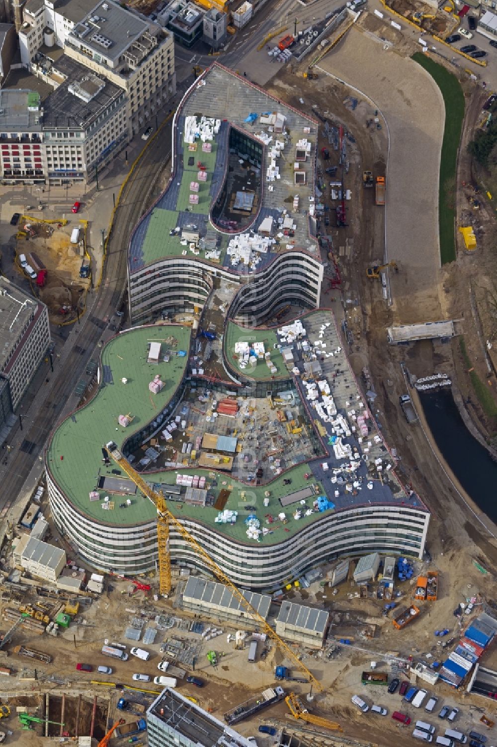 Luftbild Düsseldorf - Baustelle zum Neubau einer Einzelhandels- und Büroimmobilie „ Kö-Bogen “ in Düsseldorf im Bundesland Nordrhein-Westfalen