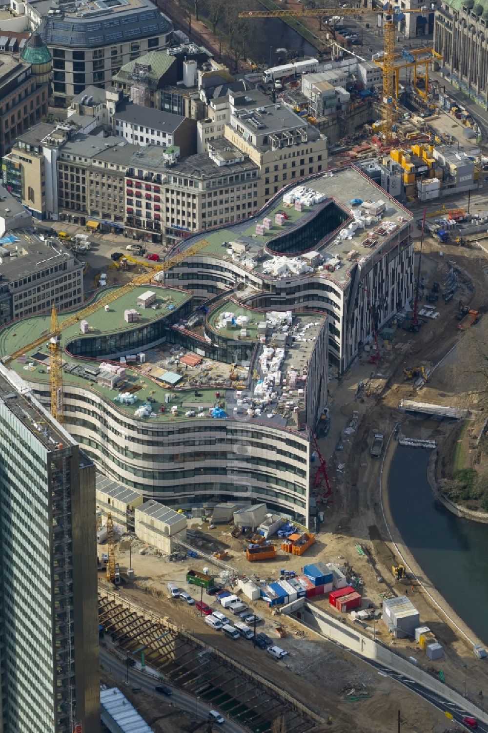 Luftaufnahme Düsseldorf - Baustelle zum Neubau einer Einzelhandels- und Büroimmobilie „ Kö-Bogen “ in Düsseldorf im Bundesland Nordrhein-Westfalen