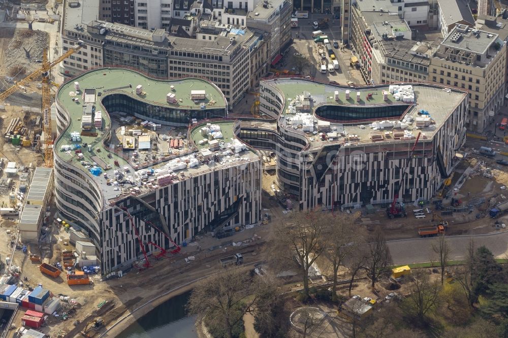 Düsseldorf aus der Vogelperspektive: Baustelle zum Neubau einer Einzelhandels- und Büroimmobilie „ Kö-Bogen “ in Düsseldorf im Bundesland Nordrhein-Westfalen