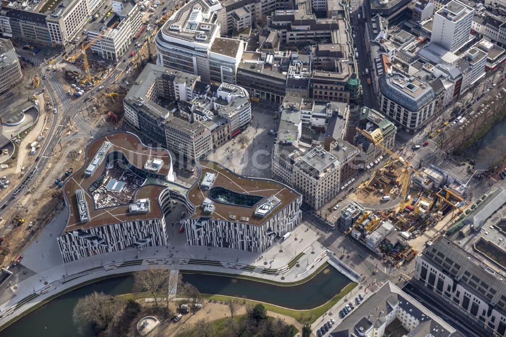 Luftbild Düsseldorf - Baustelle zum Neubau einer Einzelhandels- und Büroimmobilie „ Kö-Bogen “ in Düsseldorf im Bundesland Nordrhein-Westfalen