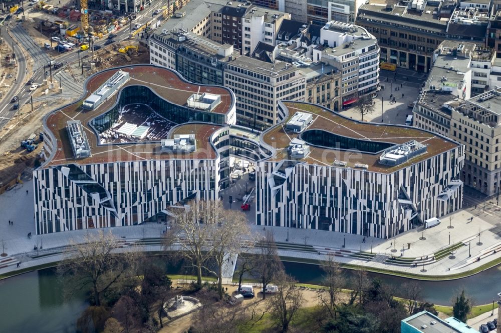 Luftaufnahme Düsseldorf - Baustelle zum Neubau einer Einzelhandels- und Büroimmobilie „ Kö-Bogen “ in Düsseldorf im Bundesland Nordrhein-Westfalen