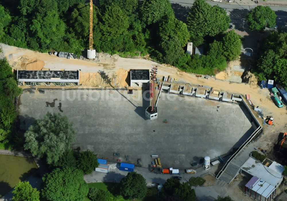 Luftbild Hamburg - Baustelle zum Neubau der Eis Arena Hamburg Planten un Blomen am Holstenwall in Hamburg, Deutschland