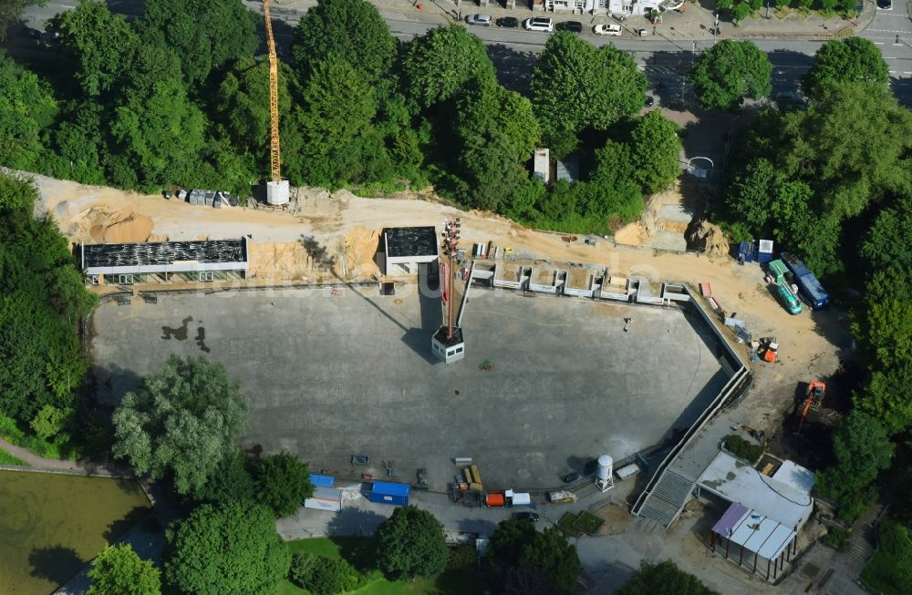 Luftaufnahme Hamburg - Baustelle zum Neubau der Eis Arena Hamburg Planten un Blomen am Holstenwall in Hamburg, Deutschland