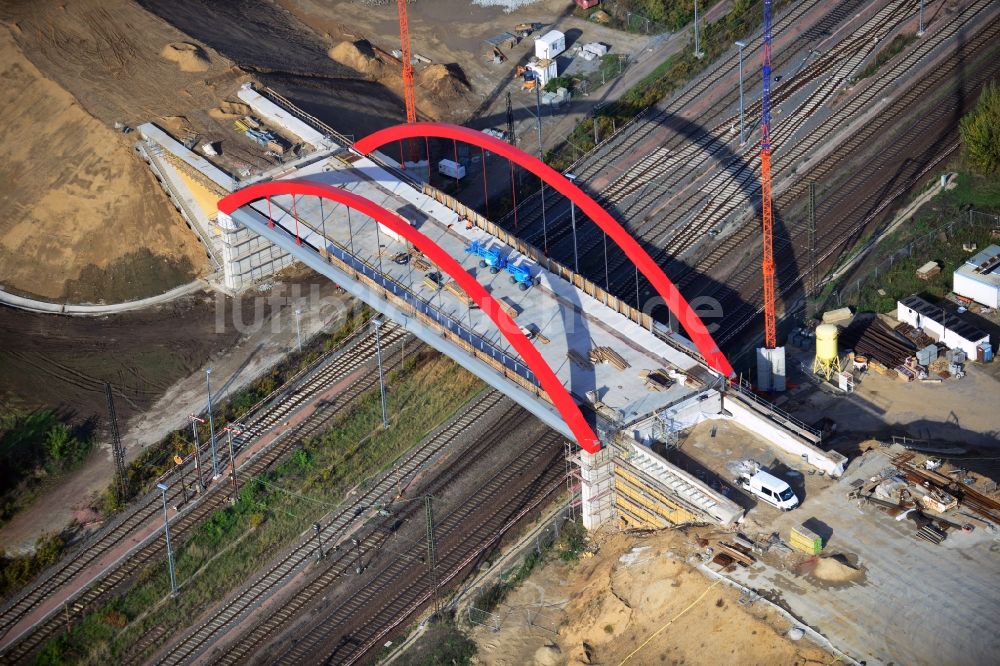 Luftaufnahme Köthen - Baustelle zum Neubau einer Eisenbahnbrücke an der neu gebauten Trasse der Ortsumgehung Köthen im Bundesland Sachsen-Anhalt