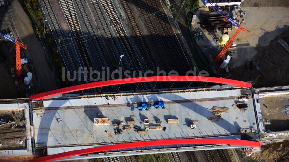 Köthen von oben - Baustelle zum Neubau einer Eisenbahnbrücke an der neu gebauten Trasse der Ortsumgehung Köthen im Bundesland Sachsen-Anhalt