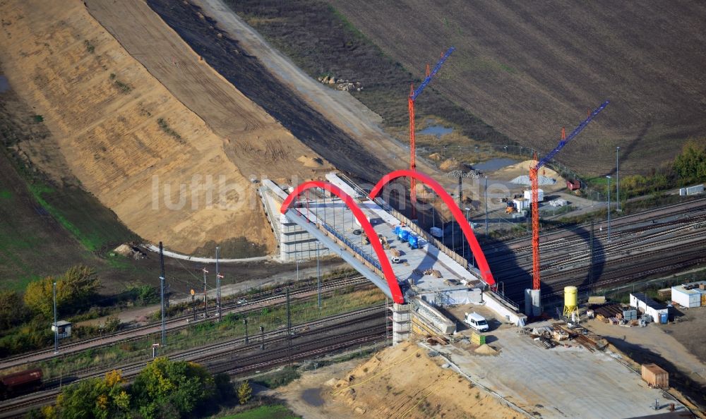 Luftbild Köthen - Baustelle zum Neubau einer Eisenbahnbrücke an der neu gebauten Trasse der Ortsumgehung Köthen im Bundesland Sachsen-Anhalt