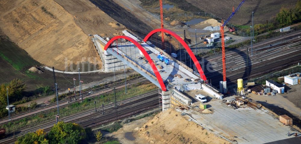 Luftaufnahme Köthen - Baustelle zum Neubau einer Eisenbahnbrücke an der neu gebauten Trasse der Ortsumgehung Köthen im Bundesland Sachsen-Anhalt