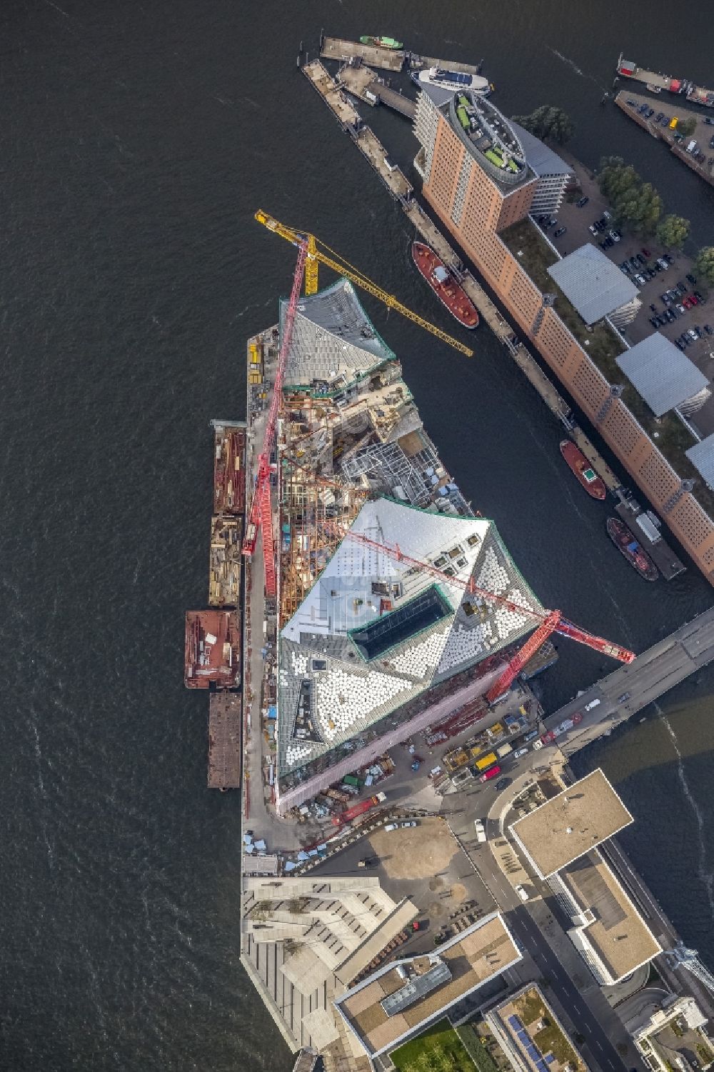 Hamburg aus der Vogelperspektive: Baustelle zum Neubau der Elbphilharmonie in der HafenCity von Hamburg