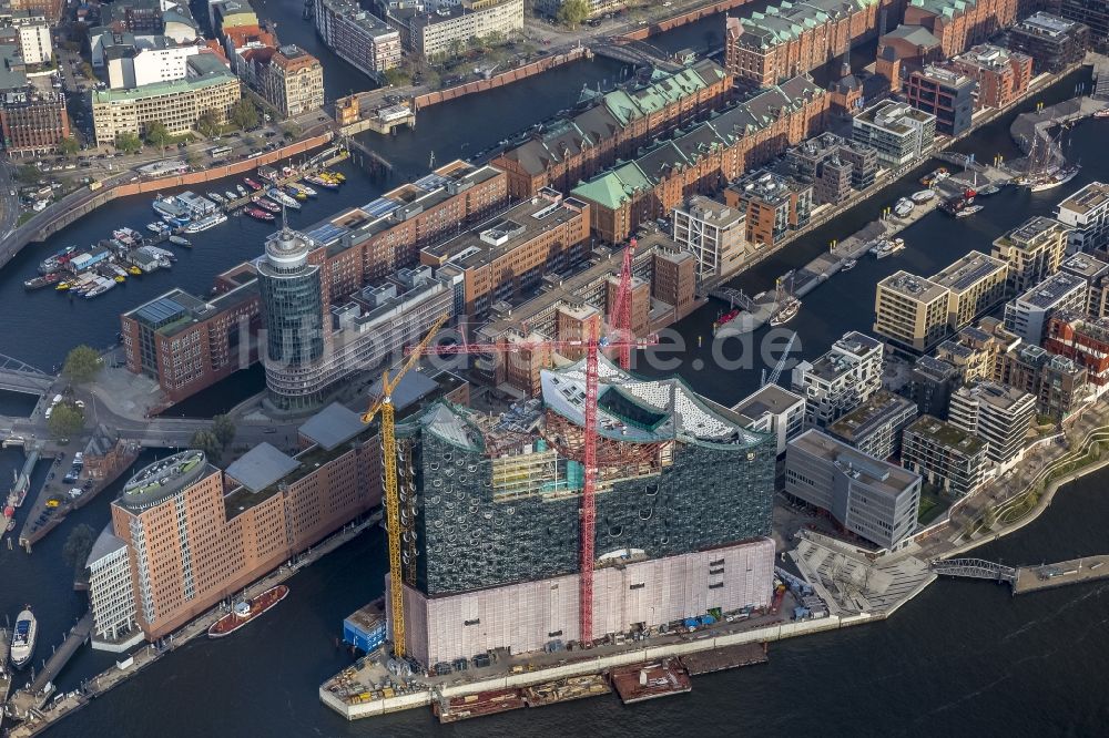 Hamburg von oben - Baustelle zum Neubau der Elbphilharmonie in der HafenCity von Hamburg