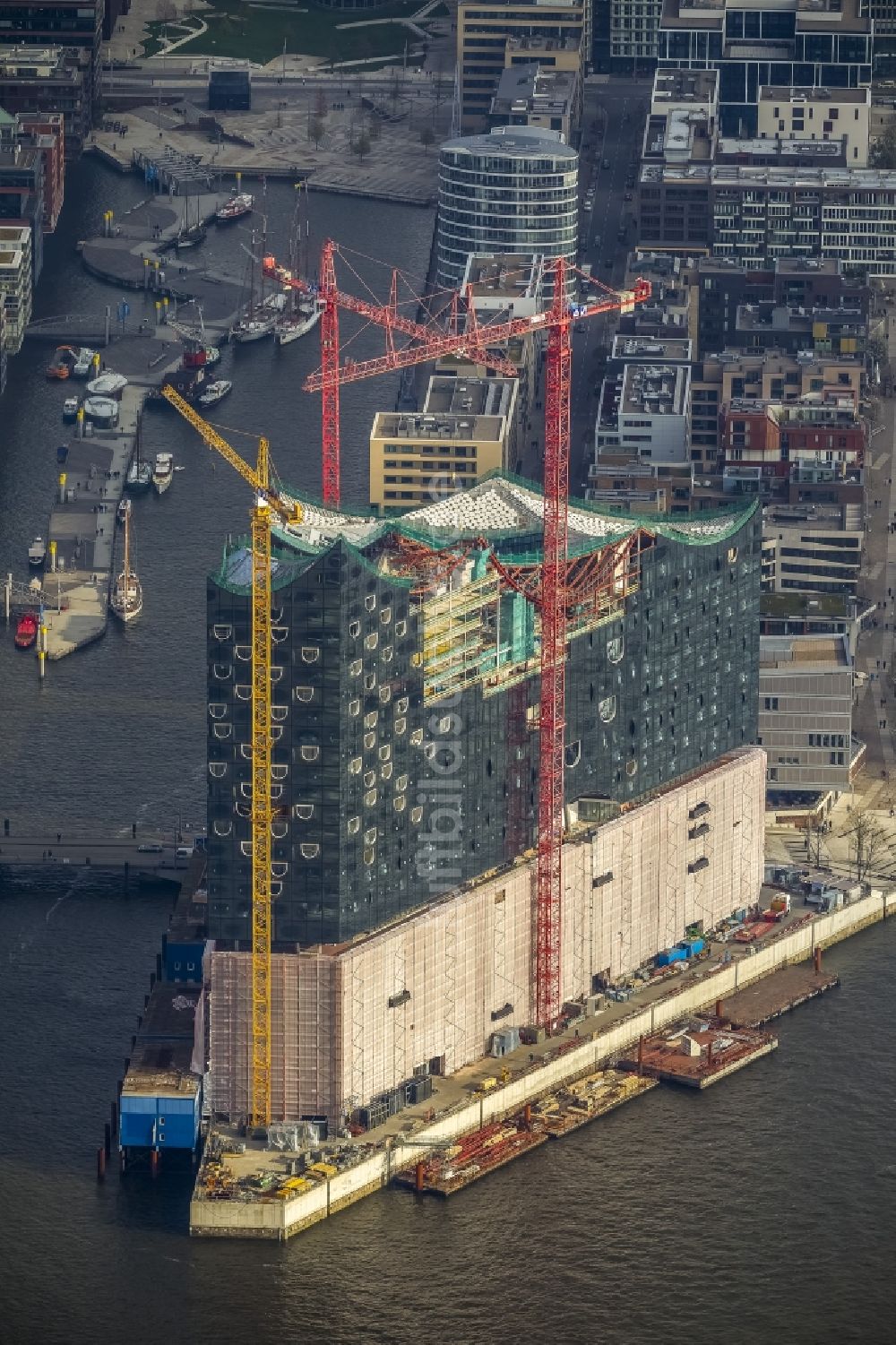 Hamburg von oben - Baustelle zum Neubau der Elbphilharmonie in der HafenCity von Hamburg