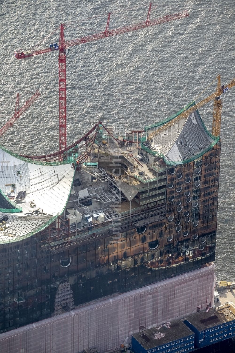 Hamburg von oben - Baustelle zum Neubau der Elbphilharmonie in der HafenCity von Hamburg