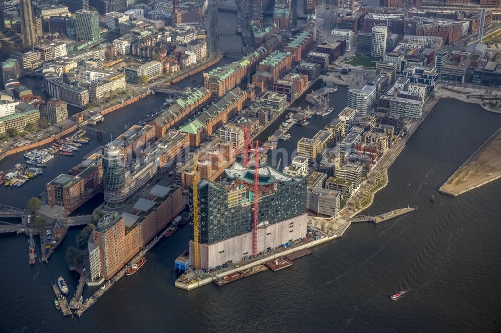 Luftbild Hamburg - Baustelle zum Neubau der Elbphilharmonie in der HafenCity von Hamburg