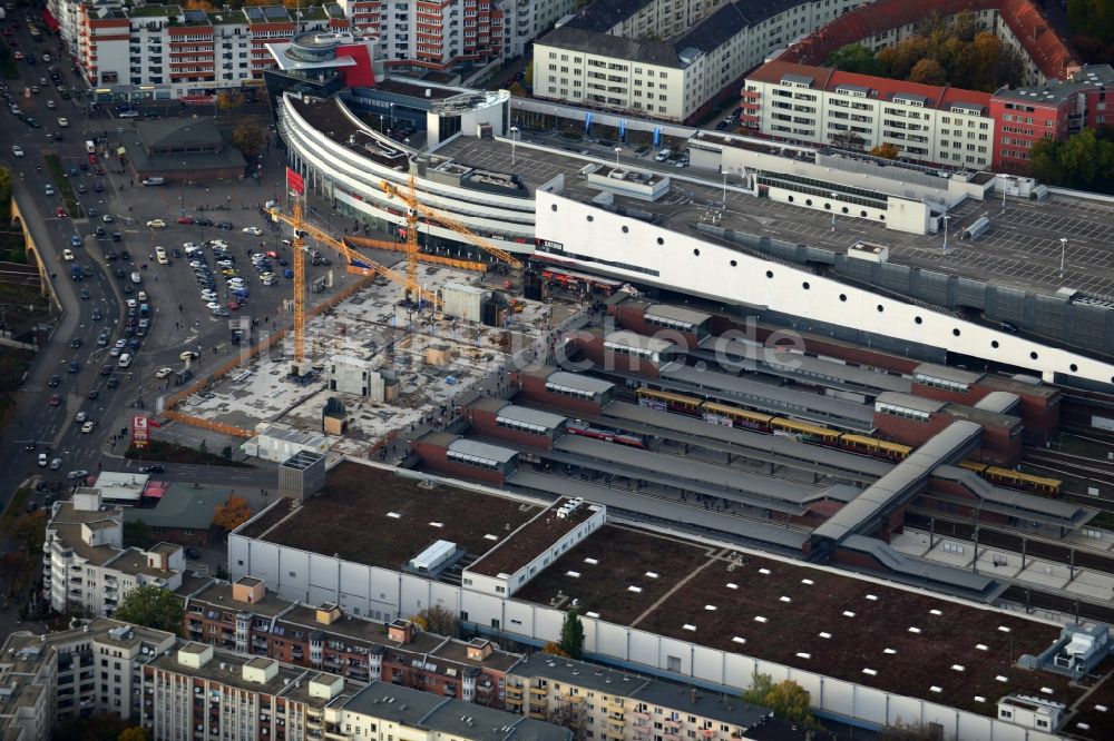 Luftaufnahme Berlin - Baustelle zum Neubau eines Empfangsgebäudes am Bahnhof Gesundbrunnen am Gesundbrunnen Center der ECE in Berlin Wedding