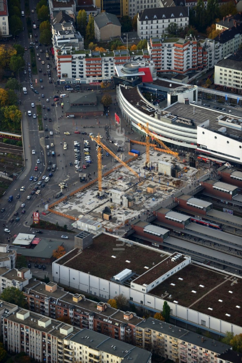 Berlin von oben - Baustelle zum Neubau eines Empfangsgebäudes am Bahnhof Gesundbrunnen am Gesundbrunnen Center der ECE in Berlin Wedding