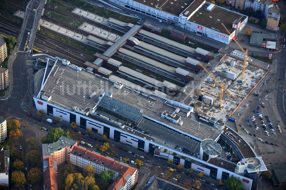 Berlin aus der Vogelperspektive: Baustelle zum Neubau eines Empfangsgebäudes am Bahnhof Gesundbrunnen am Gesundbrunnen Center der ECE in Berlin Wedding