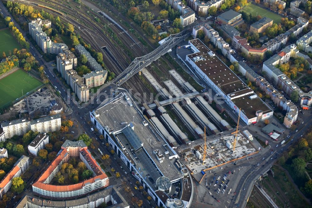 Luftbild Berlin - Baustelle zum Neubau eines Empfangsgebäudes am Bahnhof Gesundbrunnen am Gesundbrunnen Center der ECE in Berlin Wedding