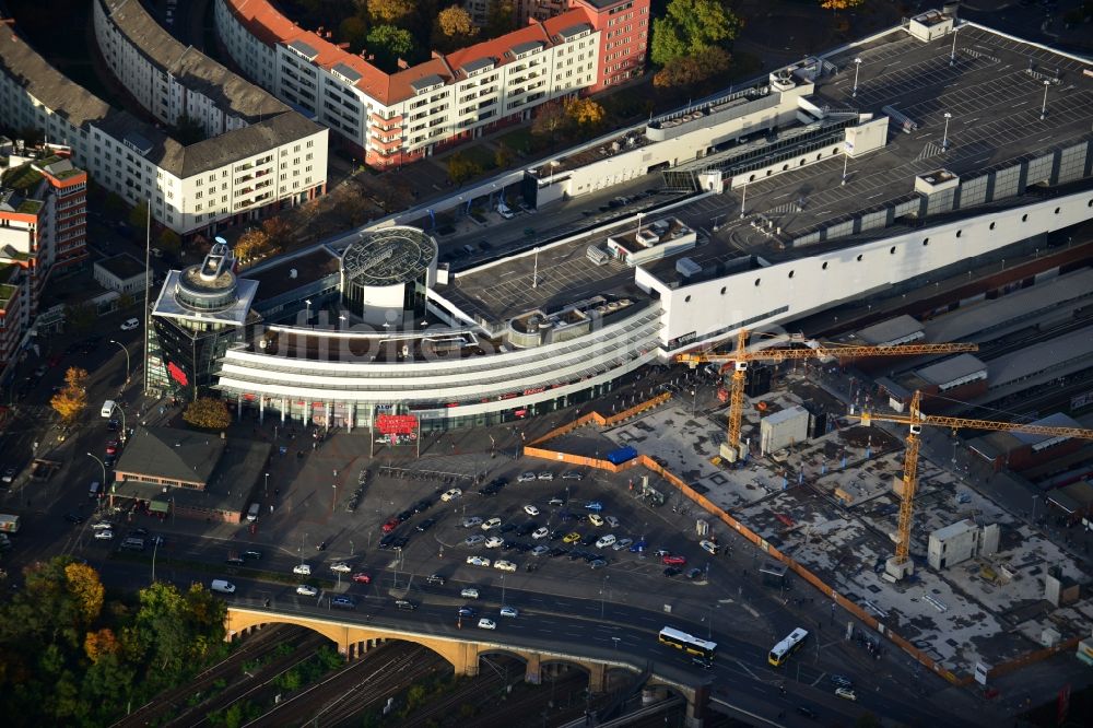 Luftaufnahme Berlin - Baustelle zum Neubau eines Empfangsgebäudes am Bahnhof Gesundbrunnen am Gesundbrunnen Center der ECE in Berlin Wedding