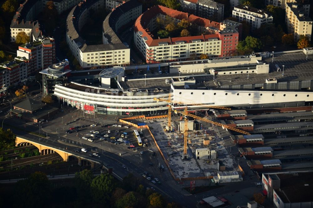 Berlin von oben - Baustelle zum Neubau eines Empfangsgebäudes am Bahnhof Gesundbrunnen am Gesundbrunnen Center der ECE in Berlin Wedding