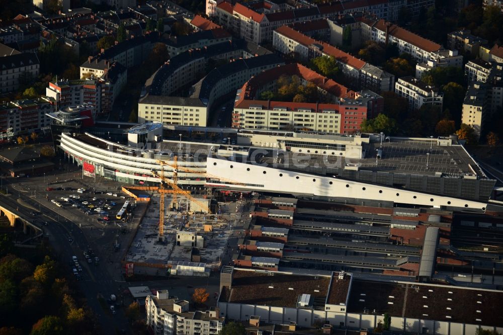 Berlin aus der Vogelperspektive: Baustelle zum Neubau eines Empfangsgebäudes am Bahnhof Gesundbrunnen am Gesundbrunnen Center der ECE in Berlin Wedding