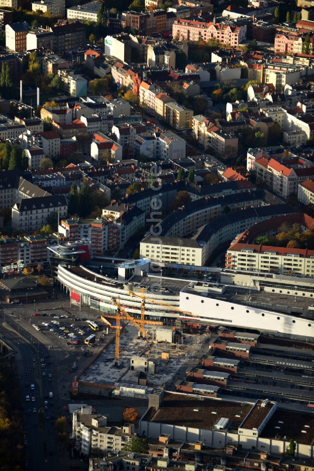 Luftbild Berlin - Baustelle zum Neubau eines Empfangsgebäudes am Bahnhof Gesundbrunnen am Gesundbrunnen Center der ECE in Berlin Wedding