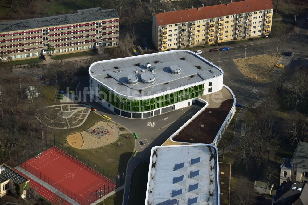 Leipzig aus der Vogelperspektive: Baustelle zum Neubau der Erich-Kästner-Schule an der Erfurter Straße in Leipzig im Bundesland Sachsen