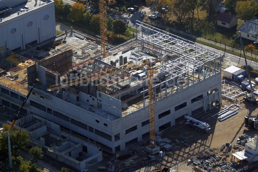 Oranienburg von oben - Baustelle zum Neubau und Erweiterungsbau der Takeda GmbH an der Lehnitzstraße in Oranienburg im Bundesland Brandenburg