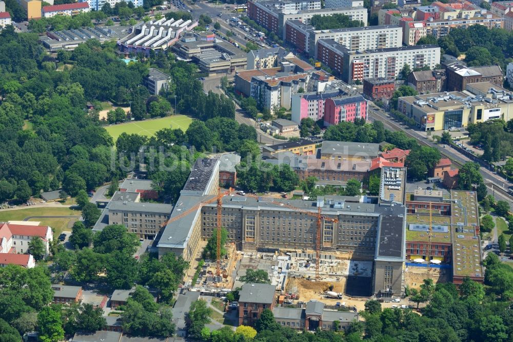 Berlin Friedrichshain aus der Vogelperspektive: Baustelle zum Neubau des Erweiterungsbaus am Krankenhaus Vivantes Klinikum im Friedrichshain in Berlin