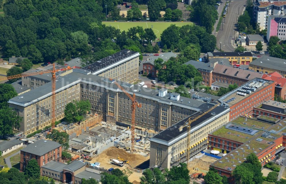 Luftaufnahme Berlin Friedrichshain - Baustelle zum Neubau des Erweiterungsbaus am Krankenhaus Vivantes Klinikum im Friedrichshain in Berlin