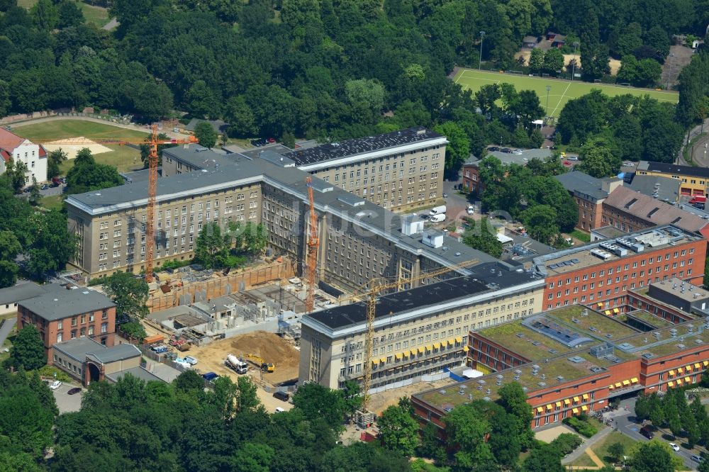 Berlin Friedrichshain aus der Vogelperspektive: Baustelle zum Neubau des Erweiterungsbaus am Krankenhaus Vivantes Klinikum im Friedrichshain in Berlin