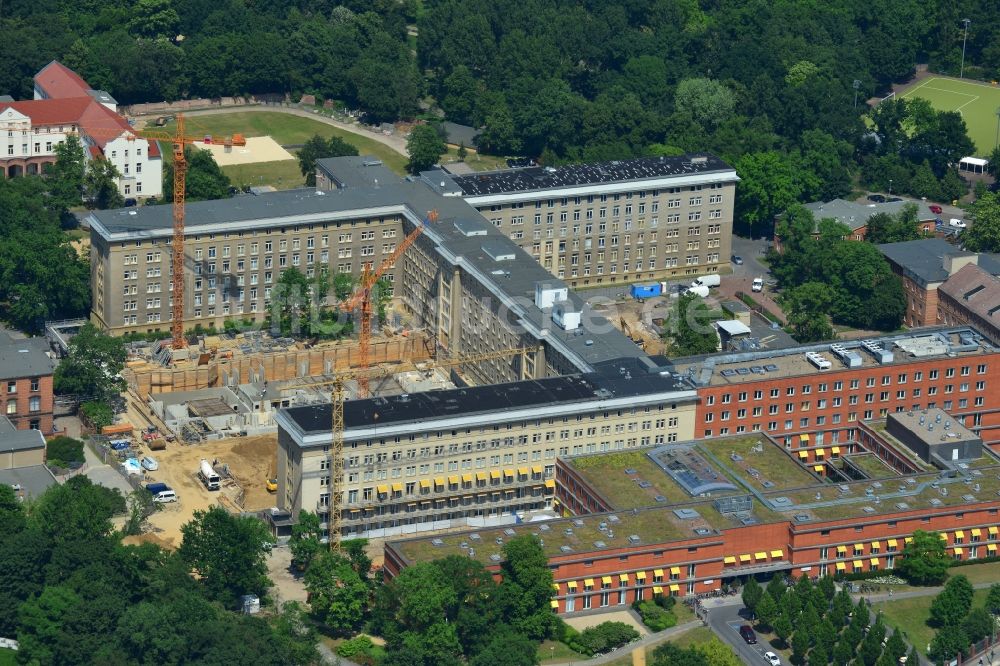 Luftaufnahme Berlin Friedrichshain - Baustelle zum Neubau des Erweiterungsbaus am Krankenhaus Vivantes Klinikum im Friedrichshain in Berlin