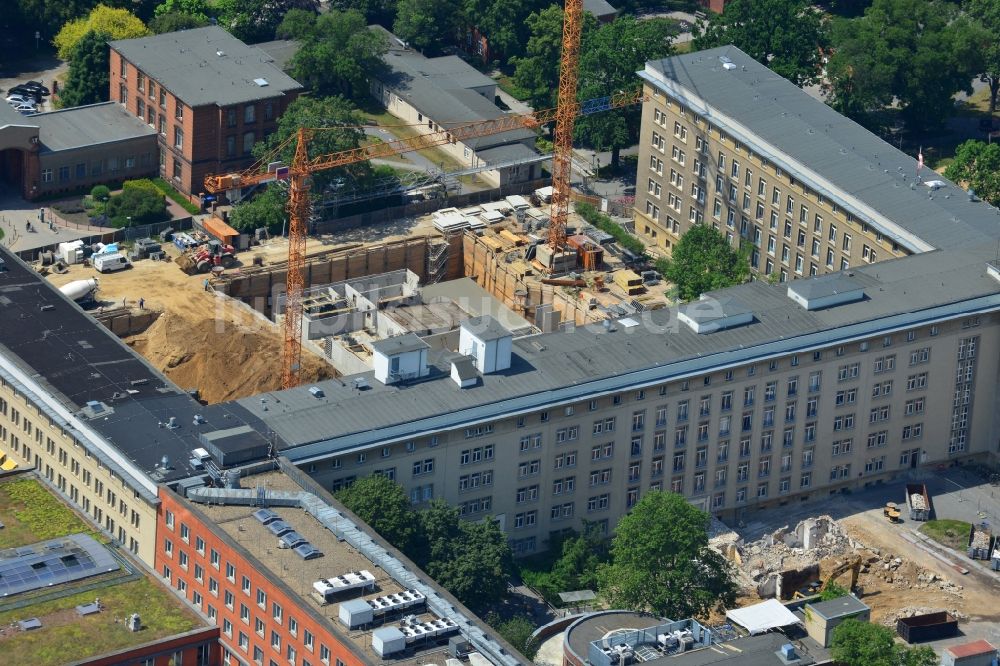 Berlin Friedrichshain aus der Vogelperspektive: Baustelle zum Neubau des Erweiterungsbaus am Krankenhaus Vivantes Klinikum im Friedrichshain in Berlin