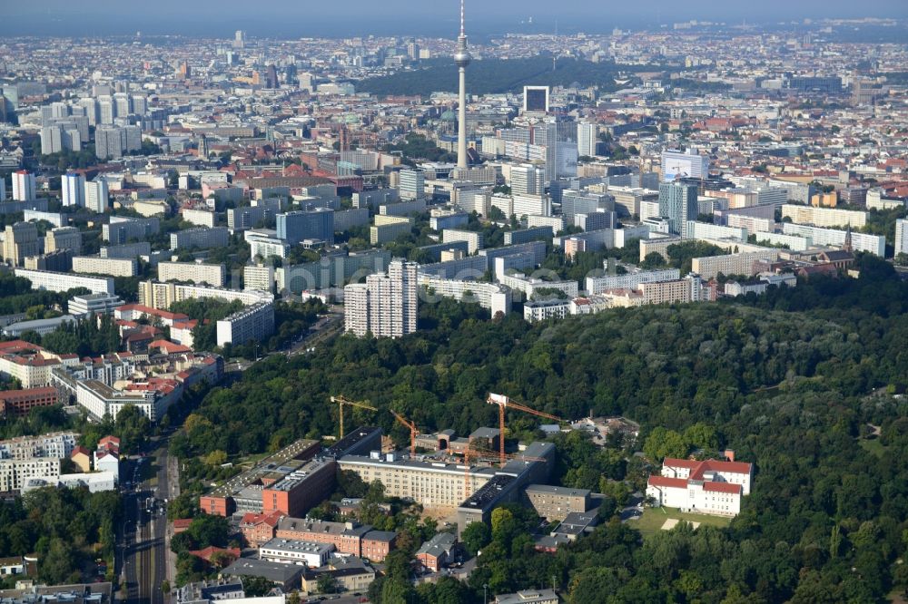 Luftbild Berlin Friedrichshain - Baustelle zum Neubau des Erweiterungsbaus am Krankenhaus Vivantes Klinikum im Friedrichshain in Berlin