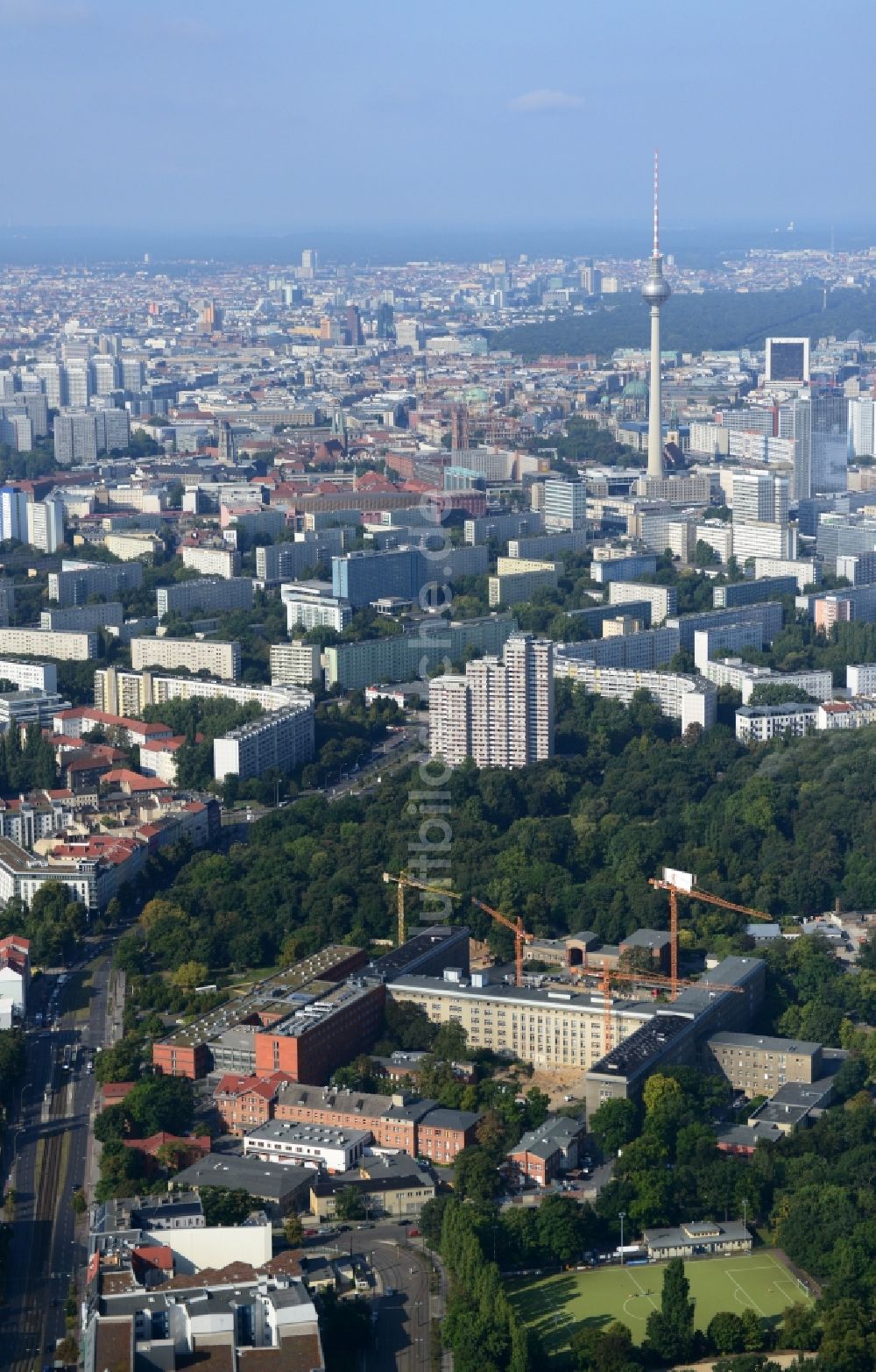 Luftaufnahme Berlin Friedrichshain - Baustelle zum Neubau des Erweiterungsbaus am Krankenhaus Vivantes Klinikum im Friedrichshain in Berlin