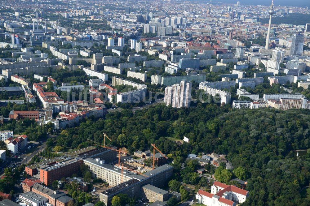 Berlin Friedrichshain aus der Vogelperspektive: Baustelle zum Neubau des Erweiterungsbaus am Krankenhaus Vivantes Klinikum im Friedrichshain in Berlin