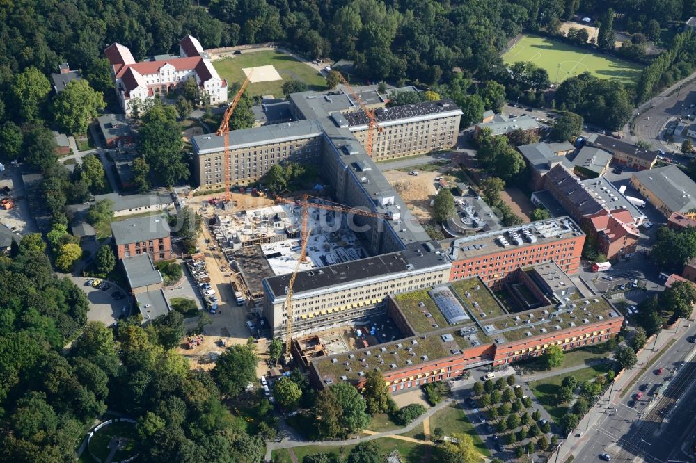 Luftaufnahme Berlin Friedrichshain - Baustelle zum Neubau des Erweiterungsbaus am Krankenhaus Vivantes Klinikum im Friedrichshain in Berlin