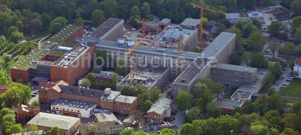 Berlin von oben - Baustelle zum Neubau des Erweiterungsbaus am Krankenhaus Vivantes Klinikum im Friedrichshain in Berlin