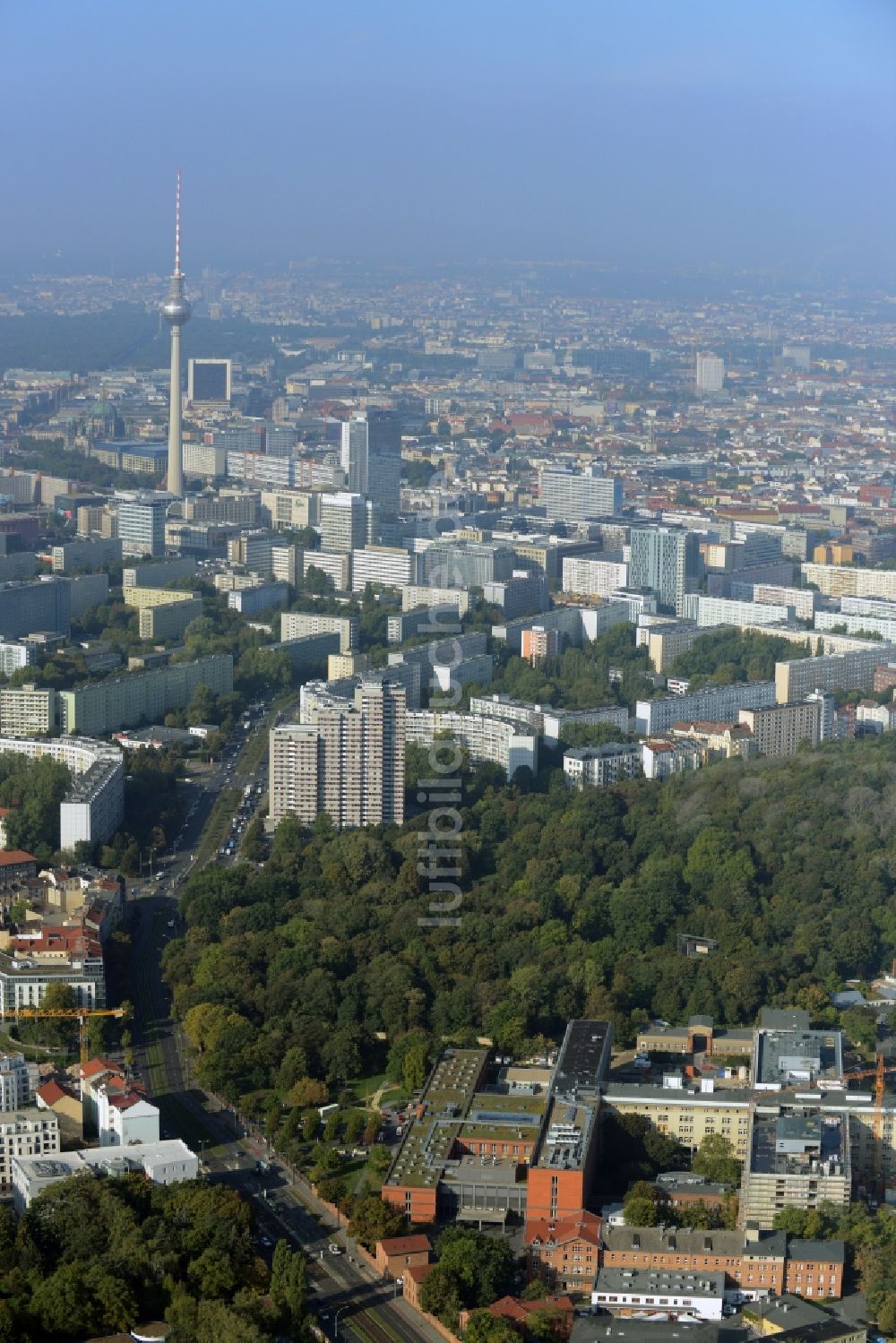 Luftbild Berlin - Baustelle zum Neubau des Erweiterungsbaus am Krankenhaus Vivantes Klinikum im Friedrichshain in Berlin