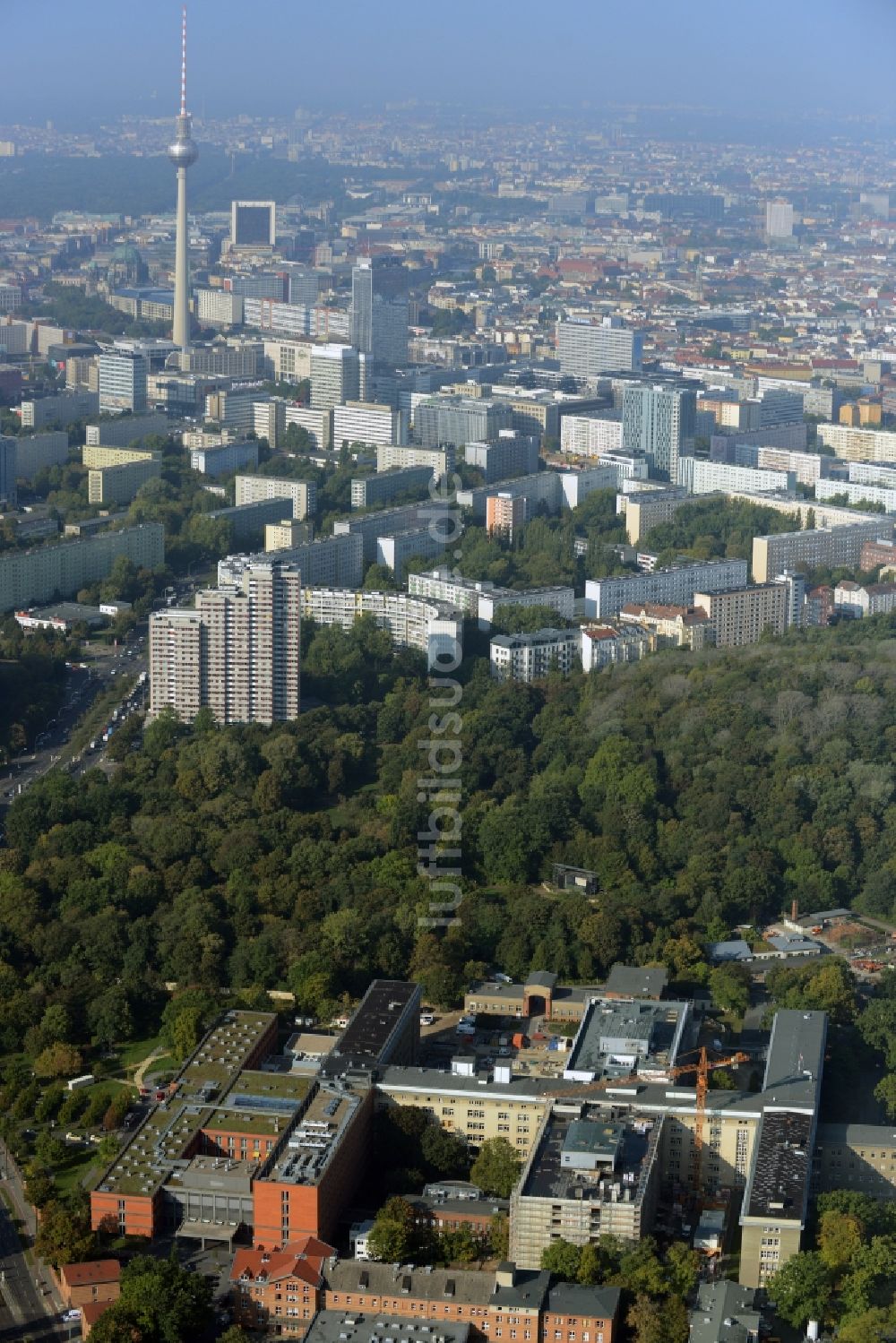 Berlin von oben - Baustelle zum Neubau des Erweiterungsbaus am Krankenhaus Vivantes Klinikum im Friedrichshain in Berlin