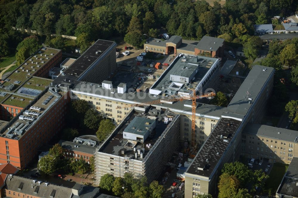 Luftbild Berlin - Baustelle zum Neubau des Erweiterungsbaus am Krankenhaus Vivantes Klinikum im Friedrichshain in Berlin