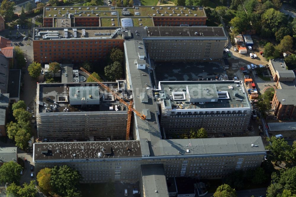 Berlin aus der Vogelperspektive: Baustelle zum Neubau des Erweiterungsbaus am Krankenhaus Vivantes Klinikum im Friedrichshain in Berlin